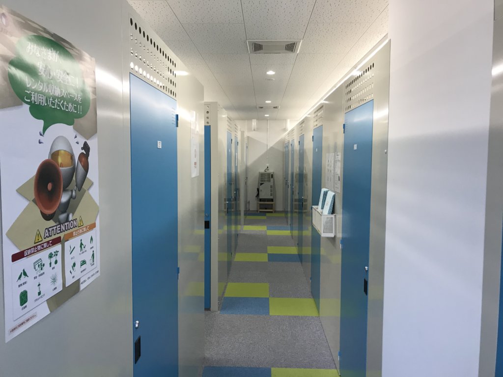 屋内型トランクルーム　店内